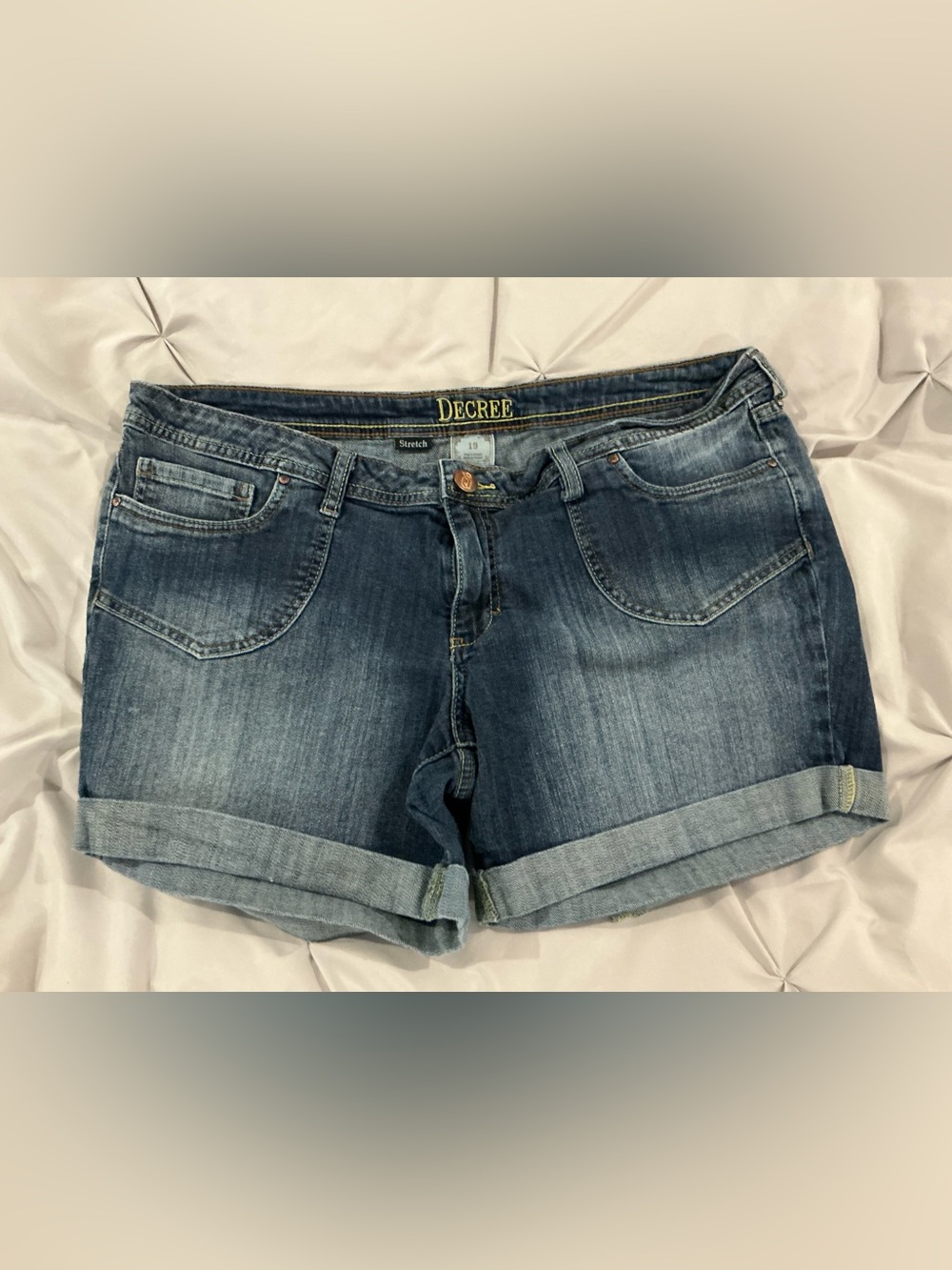 EUC - Junior’s Decree Dark Wash Denim Cuffed Shorts - Size 19